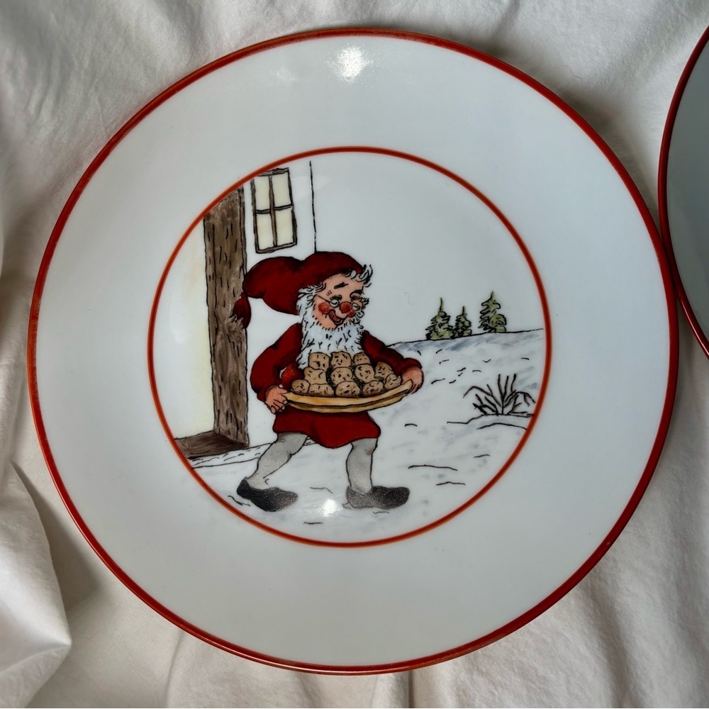 Danish Hand painted Santa Claus Christmas Plates from Svenborg-Set of 2 - Picture 3 of 8